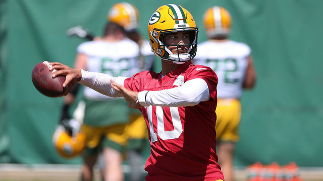 ASHWAUBENON, WISCONSIN - JUNE 08: Jordan Love #10 of the Green Bay Packers works out during training camp at Ray Nitschke Field on June 08, 2021 in Ashwaubenon, Wisconsin.