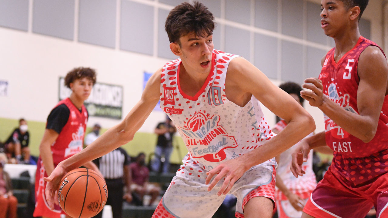 CHANDLER, AZ - NOVEMBER 08: Chet Holmgren, from Minnehaha High School, drives to the basket during the Pangos All-American Festival on November 8, 2020 at AZ Compass Prep in Chandler, AZ.