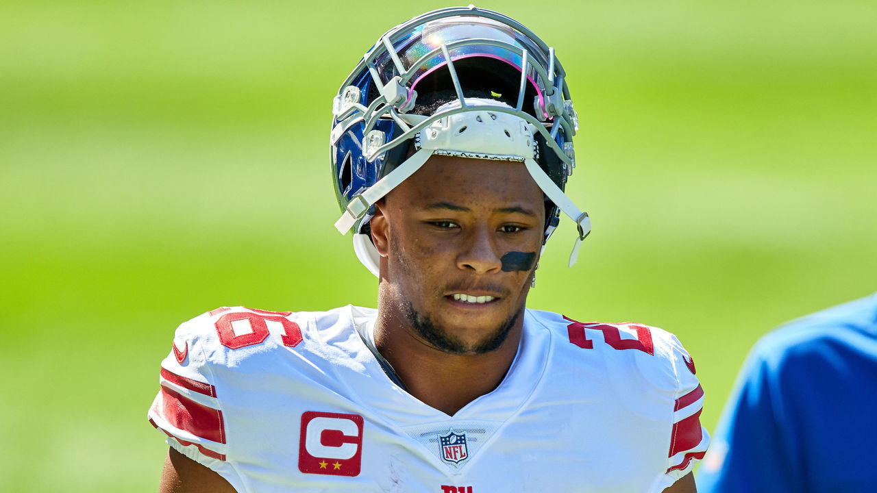 CHICAGO, IL - SEPTEMBER 20: New York Giants running back Saquon Barkley (26) looks on in action during a game between the Chicago Bears and the New York Giants on September 20, 2020 at Soldier Field in Chicago, IL.