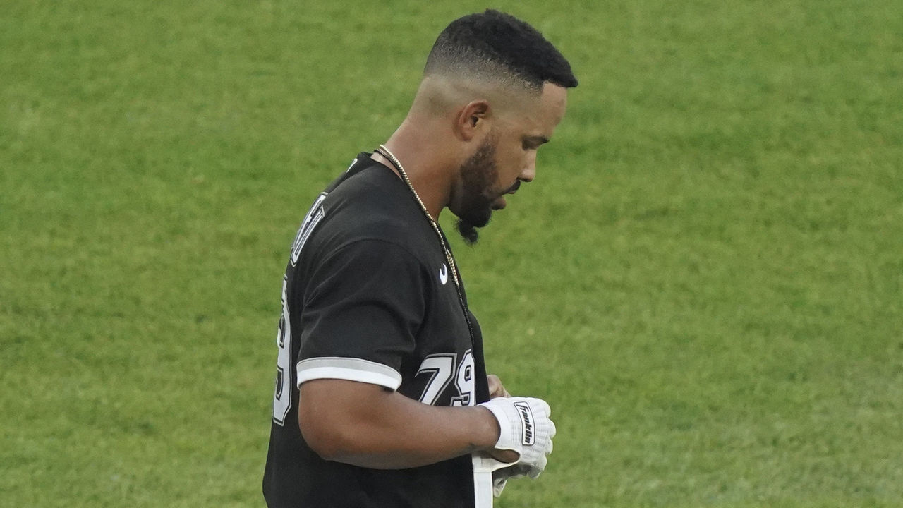 Rookie umpire Erich Bacchus throws bat, hits José Abreu squarely in knee