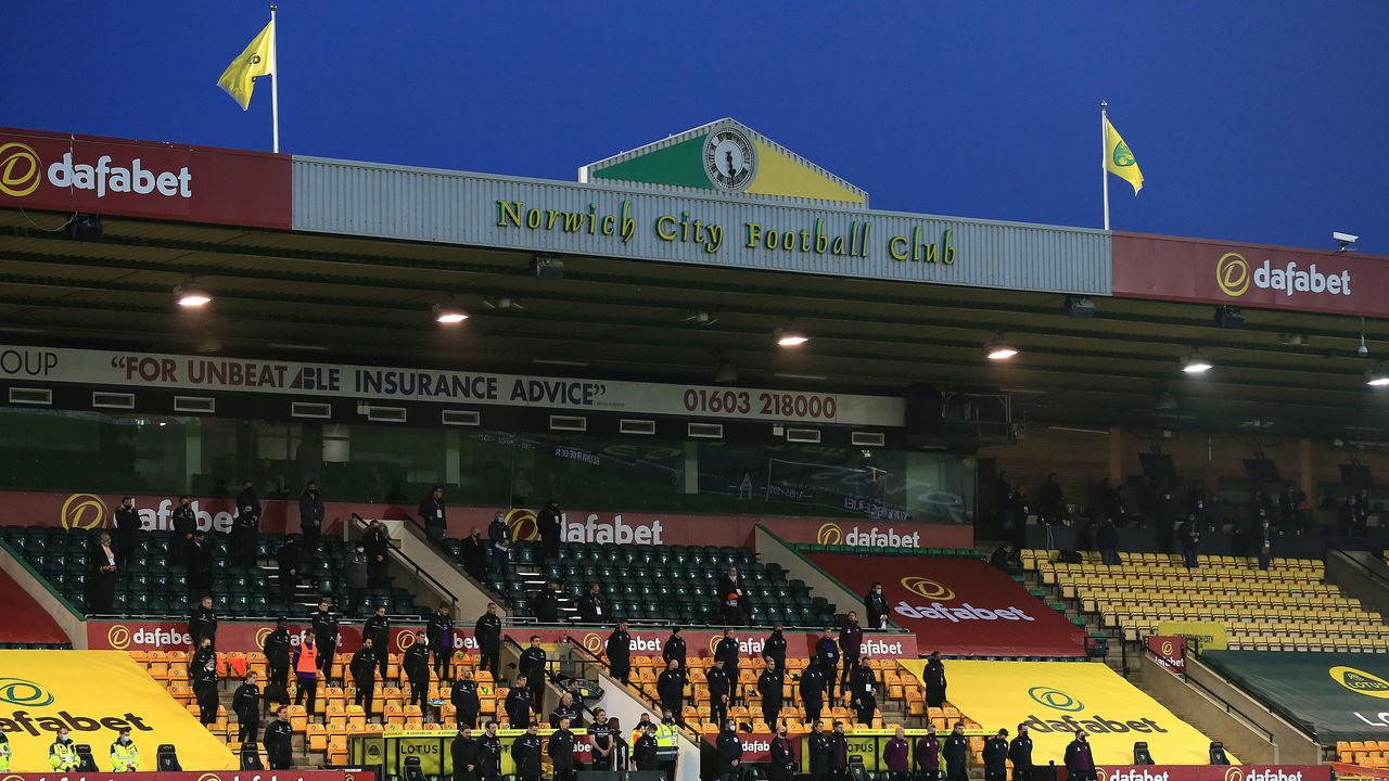 NORWICH, ENGLAND - MARCH 03: General View as Players and coaching staff observe a moments silence in memory of Glenn Roeder prior to the Sky Bet Championship match between Norwich City and Brentford at Carrow Road on March 03, 2021 in Norwich, England. Sporting stadiums around the UK remain under strict restrictions due to the Coronavirus Pandemic as Government social distancing laws prohibit fans inside venues resulting in games being played behind closed doors.