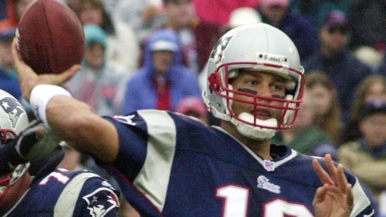 FOXBORO, UNITED STATES: The New England Patriots' quarterback Tom Brady passes against the San Diego Chargers in the forth quarter 14 October 2001 in Foxboro Stadium in Foxboro, Massachusetts. The Patriots won 29-26 in over time. AFP PHOTO/JOHN MOTTERN