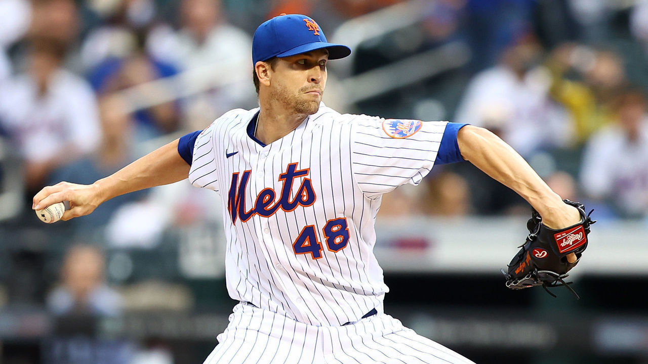 NEW YORK, NEW YORK - JUNE 11: Jacob deGrom #48 of the New York Mets pitches in the first inning against the San Diego Padres at Citi Field on June 11, 2021 in New York City.