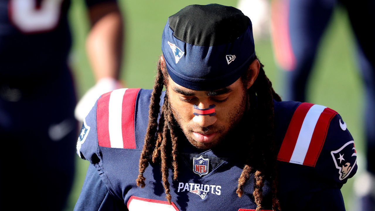 FOXBOROUGH, MASSACHUSETTS - NOVEMBER 29: Stephon Gilmore #24 of the New England Patriots warms up prior to facing the Arizona Cardinals at Gillette Stadium on November 29, 2020 in Foxborough, Massachusetts.