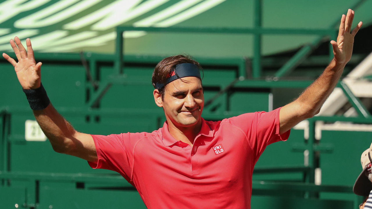 14 June 2021, North Rhine-Westphalia, Halle: Tennis: ATP Tour Singles, Men, 1st Round, Ivashka (Belarus) - Federer (Switzerland). Roger Federer waves after his victory. Photo: Friso Gentsch/dpa