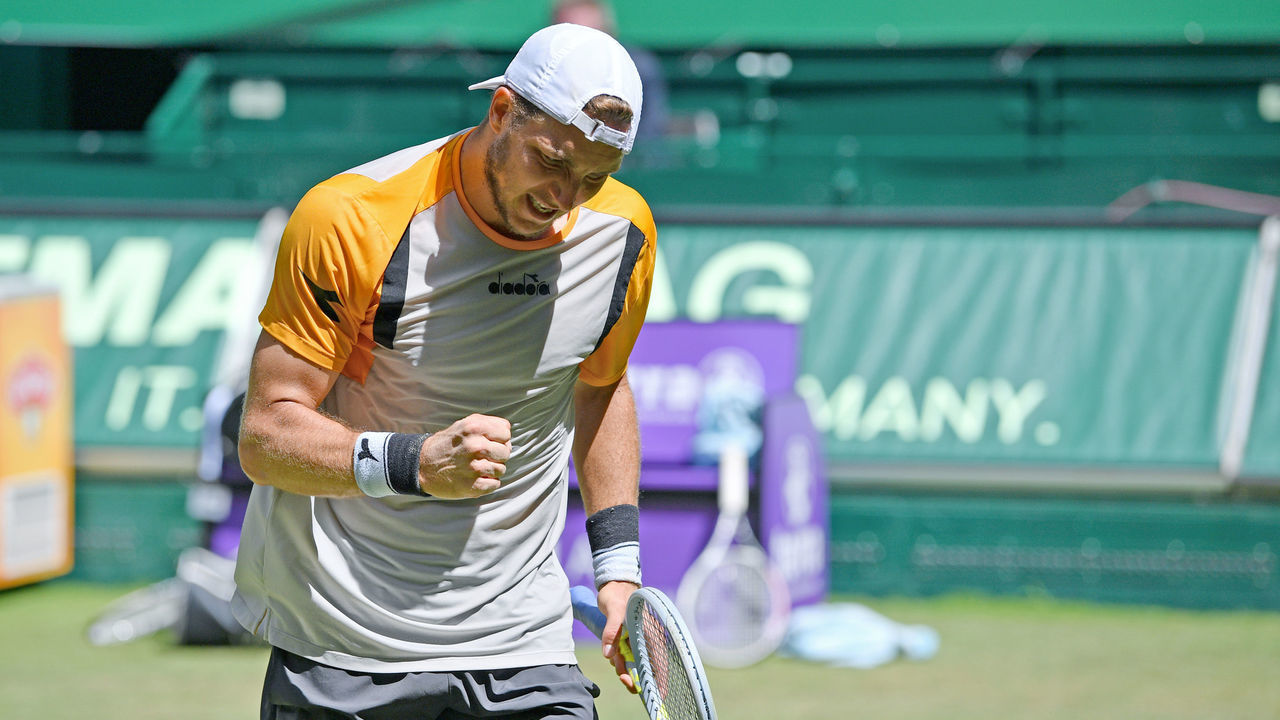 HALLE, GERMANY - JUNE 15: Jan-Lennard Struff of Germany celebrates after winning his match against Daniil Medvedev of Russia during day 4 of the Noventi Open at OWL-Arena on June 15, 2021 in Halle, Germany.