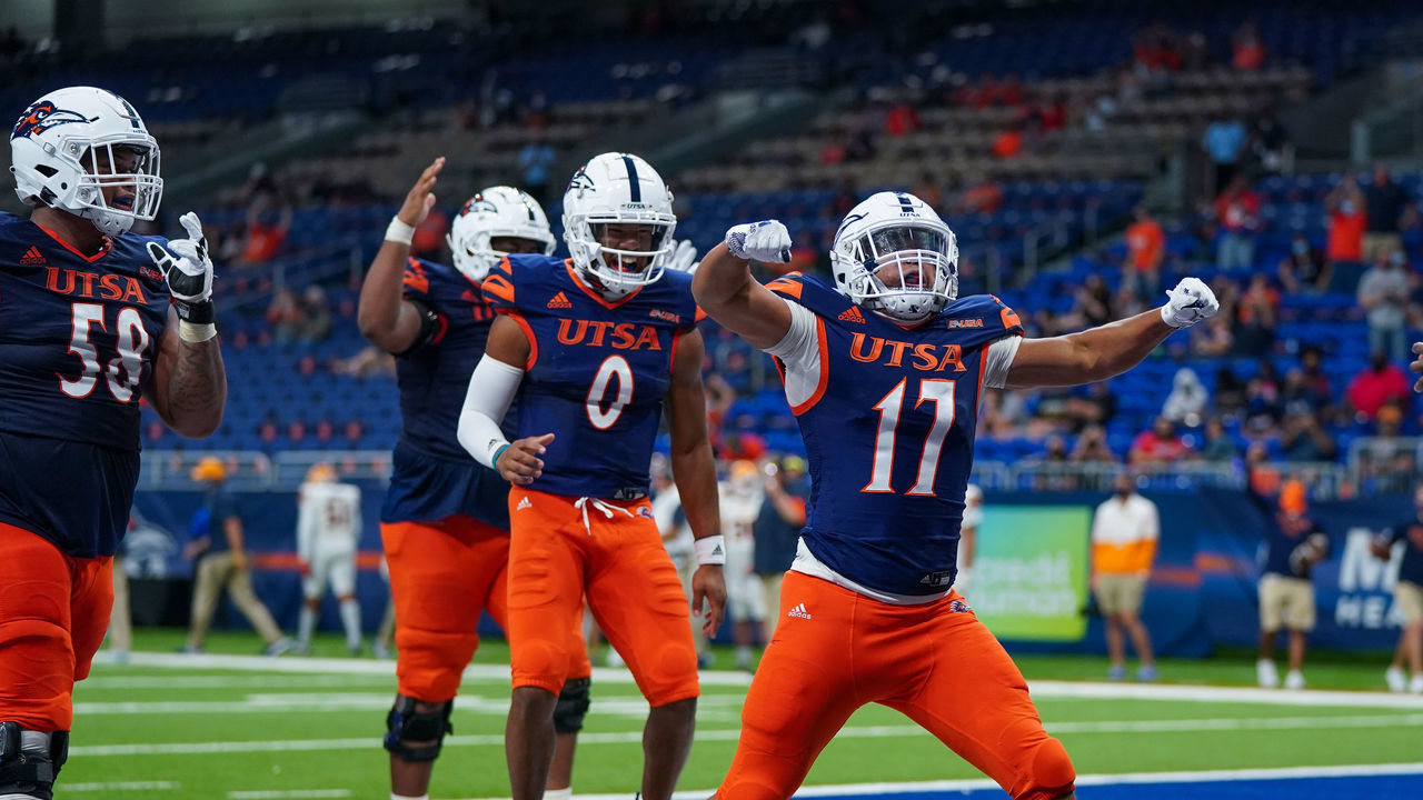 SAN ANTONIO, TX - NOVEMBER 14: UTSA Roadrunners running back Kaedric Cobbs (17) celebrates a touchdown run during the game between the UTEP Miners and the UTSA Roadrunners on November 14, 2020 at the Alamodome in San Antonio, Texas.