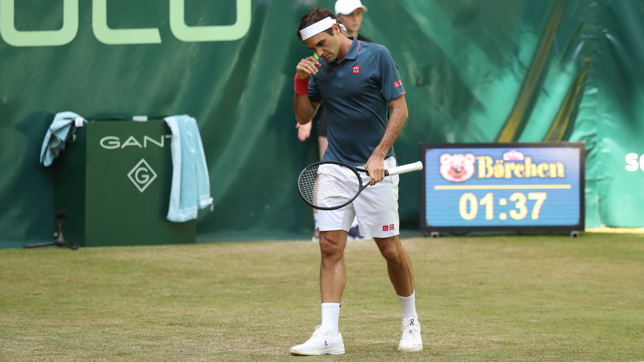 16 June 2021, North Rhine-Westphalia, Halle: Tennis: ATP Tour Singles, Men, Round of 16, Auger-Aliassime (Canada) - Federer (Switzerland). Roger Federer wipes his face. Photo: Friso Gentsch/dpa