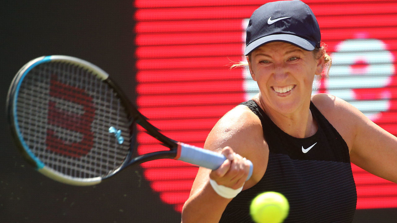 17 June 2021, Berlin: Tennis, WTA Tour, Singles, 2nd Round, Kerber (Germany) - Azarenka (Belarus), Steffi Graf Stadium: Victoria Azarenka plays a forehand. Photo: Wolfgang Kumm/dpa