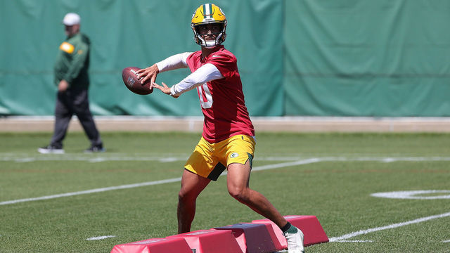 ASHWAUBENON, WISCONSIN - JUNE 08: Jordan Love #10 of the Green Bay Packers works out during training camp at Ray Nitschke Field on June 08, 2021 in Ashwaubenon, Wisconsin.
