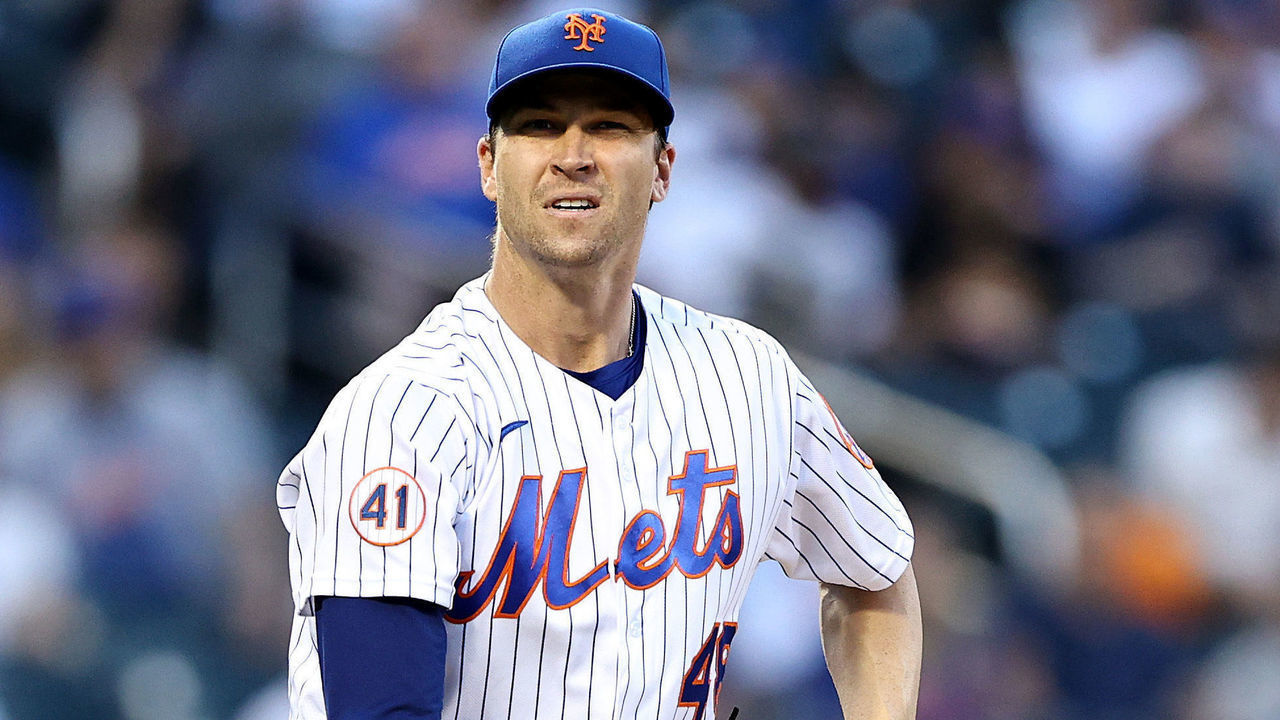 NEW YORK, NEW YORK - JUNE 16: Jacob deGrom #48 of the New York Mets reacts after a pitch in the third inning against the Chicago Cubs at Citi Field on June 16, 2021 in the Flushing neighborhood of the Queens borough of New York City.