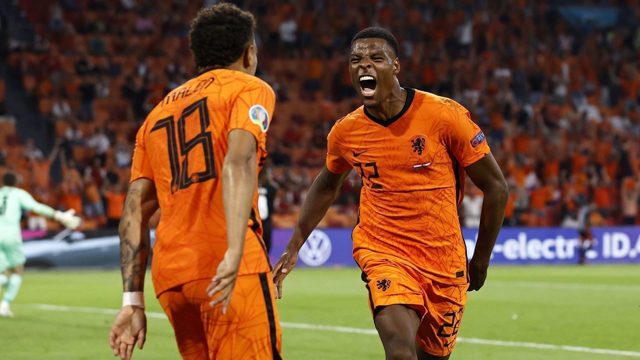 AMSTERDAM - (lr) Donyell Malen of Holland, Denzel Dumfries of Holland celebrate 2-0 during the UEFA EURO 2020 Group C match between the Netherlands and Austria at the Johan Cruijff ArenA on June 17, 2021 in Amsterdam, Netherlands. ANP MAURICE VAN STEEN