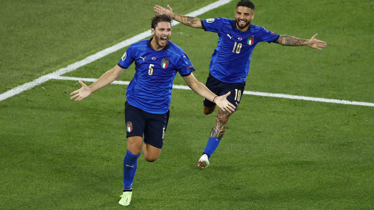 ROME, ITALY - JUNE 16: (BILD ZEITUNG OUT) Manuel Locatelli of Italy celebrates after scoring his team's first goal with team mates during the UEFA Euro 2020 Championship Group A match between Italy and Switzerland at Olimpico Stadium on June 16, 2021 in Rome, Italy.