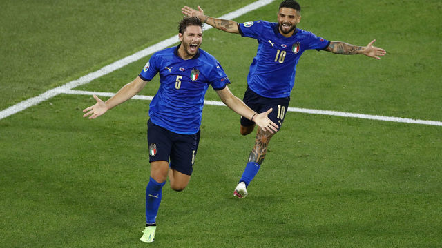 ROME, ITALY - JUNE 16: (BILD ZEITUNG OUT) Manuel Locatelli of Italy celebrates after scoring his team's first goal with team mates during the UEFA Euro 2020 Championship Group A match between Italy and Switzerland at Olimpico Stadium on June 16, 2021 in Rome, Italy.