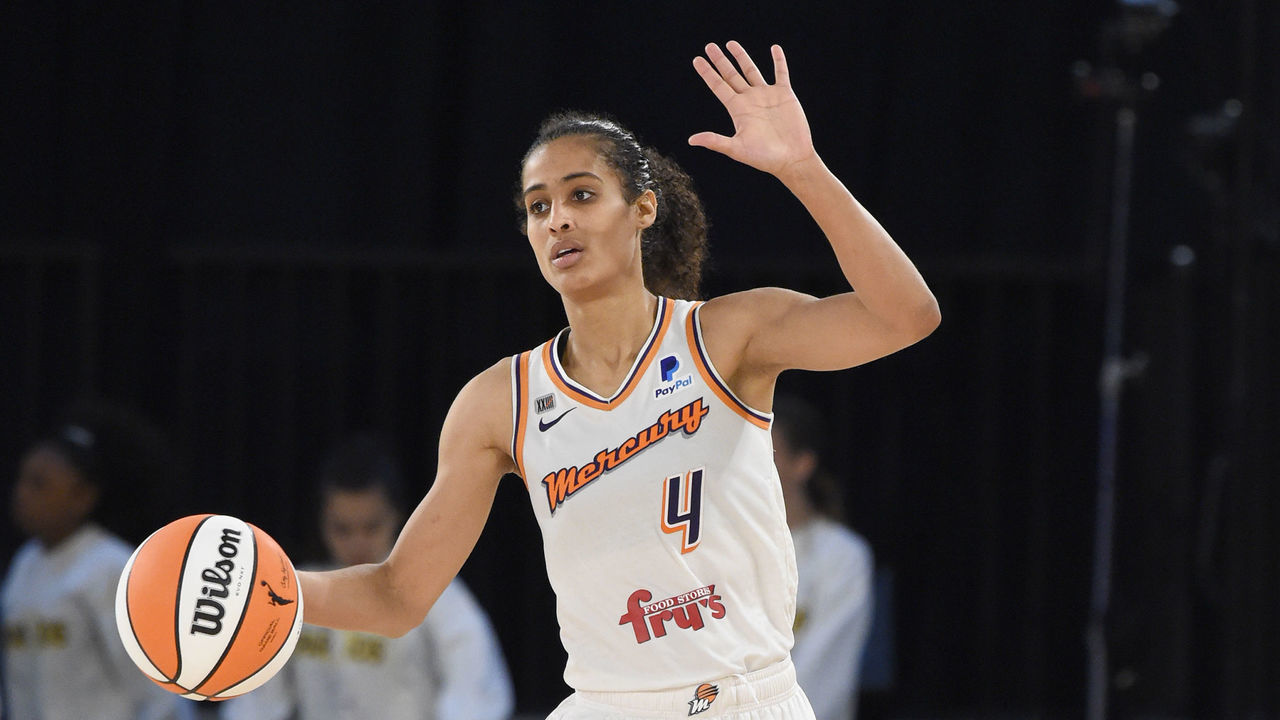 LOS ANGELES, CA - JUNE 18: Skylar Diggins-Smith #4 of the Phoenix Mercury dribbles the ball against the Los Angeles Sparks on June 18, 2021 at the Los Angeles Convention Center in Los Angeles, California. NOTE TO USER: User expressly acknowledges and agrees that, by downloading and/or using this Photograph, user is consenting to the terms and conditions of the Getty Images License Agreement. Mandatory Copyright Notice: Copyright 2021 NBAE
