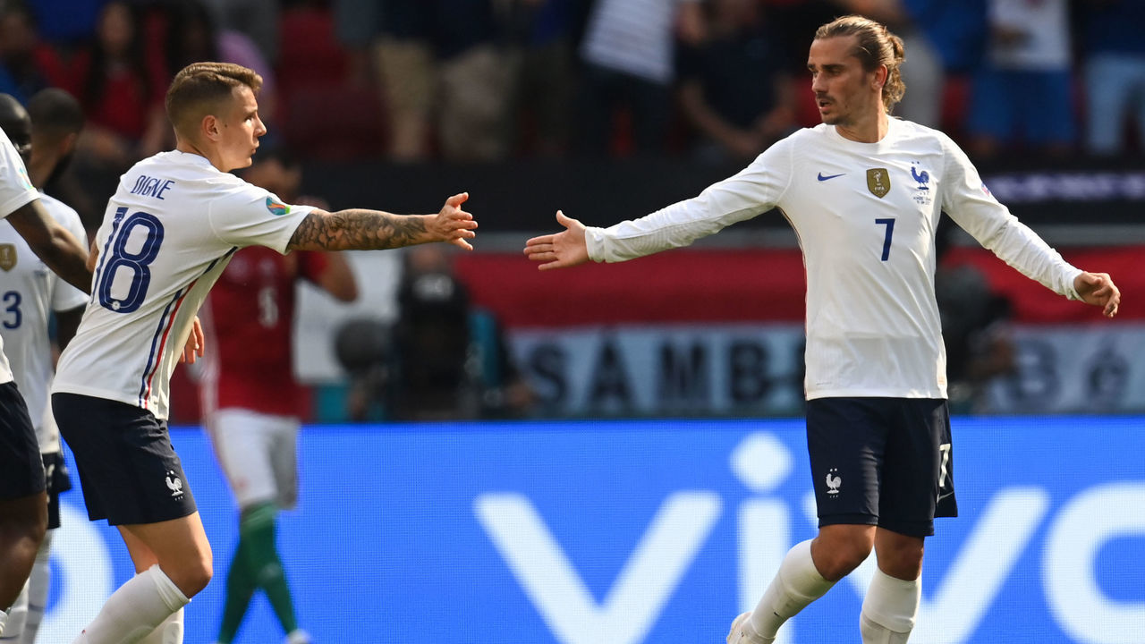 19 June 2021, Hungary, Budapest: Football: European Championship, Hungary - France, Preliminary Round, Group F, Matchday 2 at Puskas Arena: France's Antoine Griezmann (r) and France's Lucas Digne shake hands after the 1-1 equaliser. Photo: Robert Michael/dpa-Zentralbild/dpa