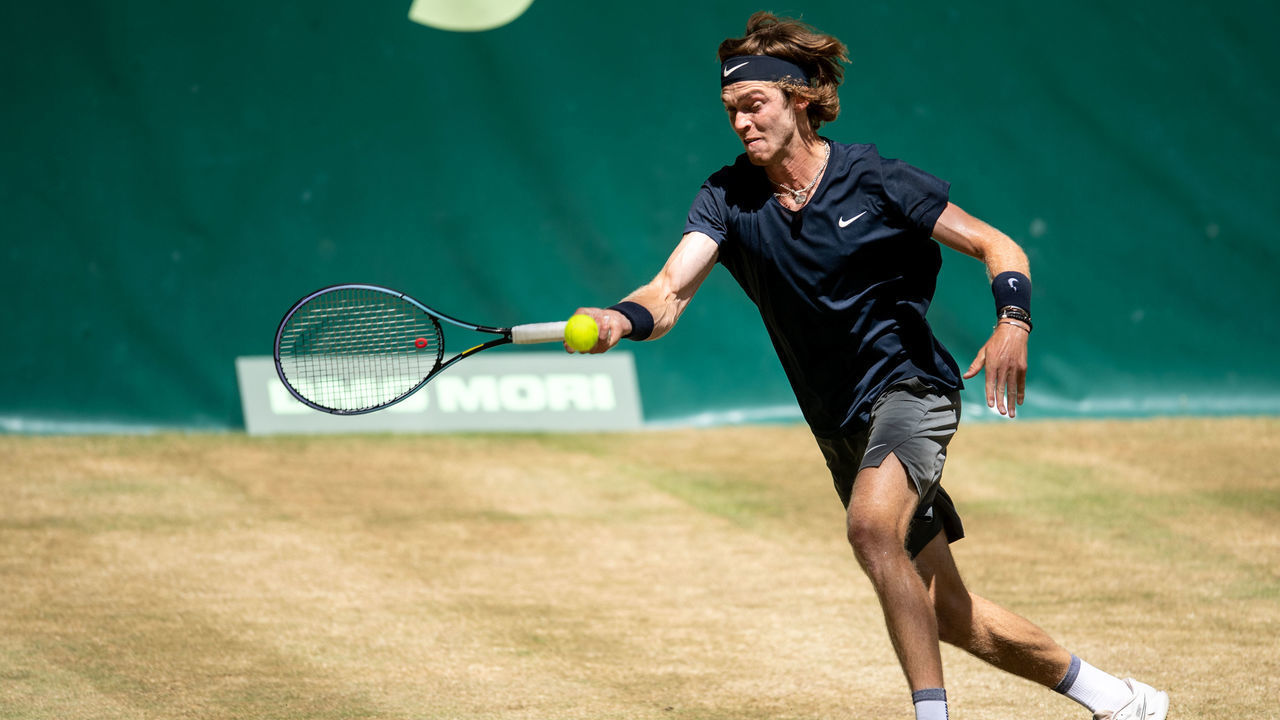 19 June 2021, North Rhine-Westphalia, Halle (westfalen): Tennis: ATP Tour - Halle/Westfalen, Singles, Men, Semifinals, Rublev (Russia) - Bassilashvili (Georgia). Andrei Rublev in action. Photo: Marius Becker/dpa