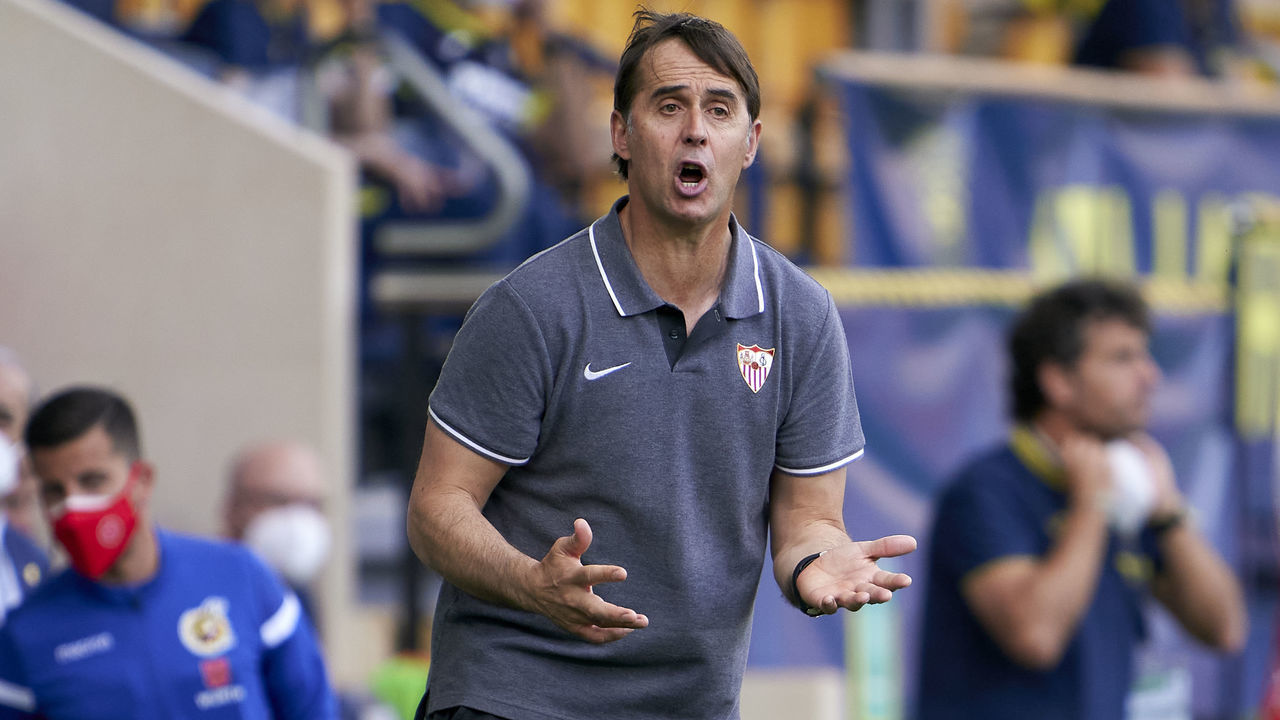 VILLAREAL, SPAIN - MAY 16: Julen Lopetegui, Manager of Sevilla FC reacts during the La Liga Santander match between Villarreal CF and Sevilla FC at Estadio de la Ceramica on May 16, 2021 in Villareal, Spain.