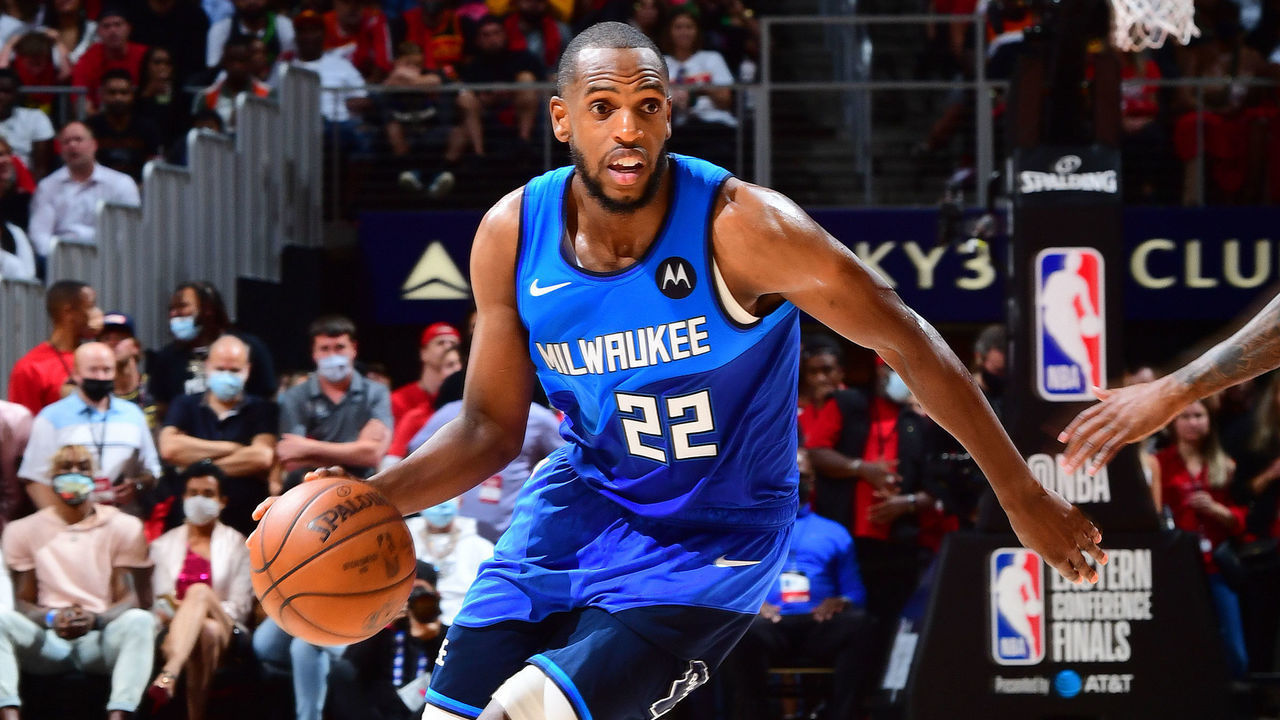 ATLANTA, GA - JUNE 27: Khris Middleton #22 of the Milwaukee Bucks drives to the basket against the Atlanta Hawks during Game 3 of the Eastern Conference Finals of the 2021 NBA Playoffs on June 27, 2021 at State Farm Arena in Atlanta, Georgia. NOTE TO USER: User expressly acknowledges and agrees that, by downloading and/or using this Photograph, user is consenting to the terms and conditions of the Getty Images License Agreement. Mandatory Copyright Notice: Copyright 2021 NBAE