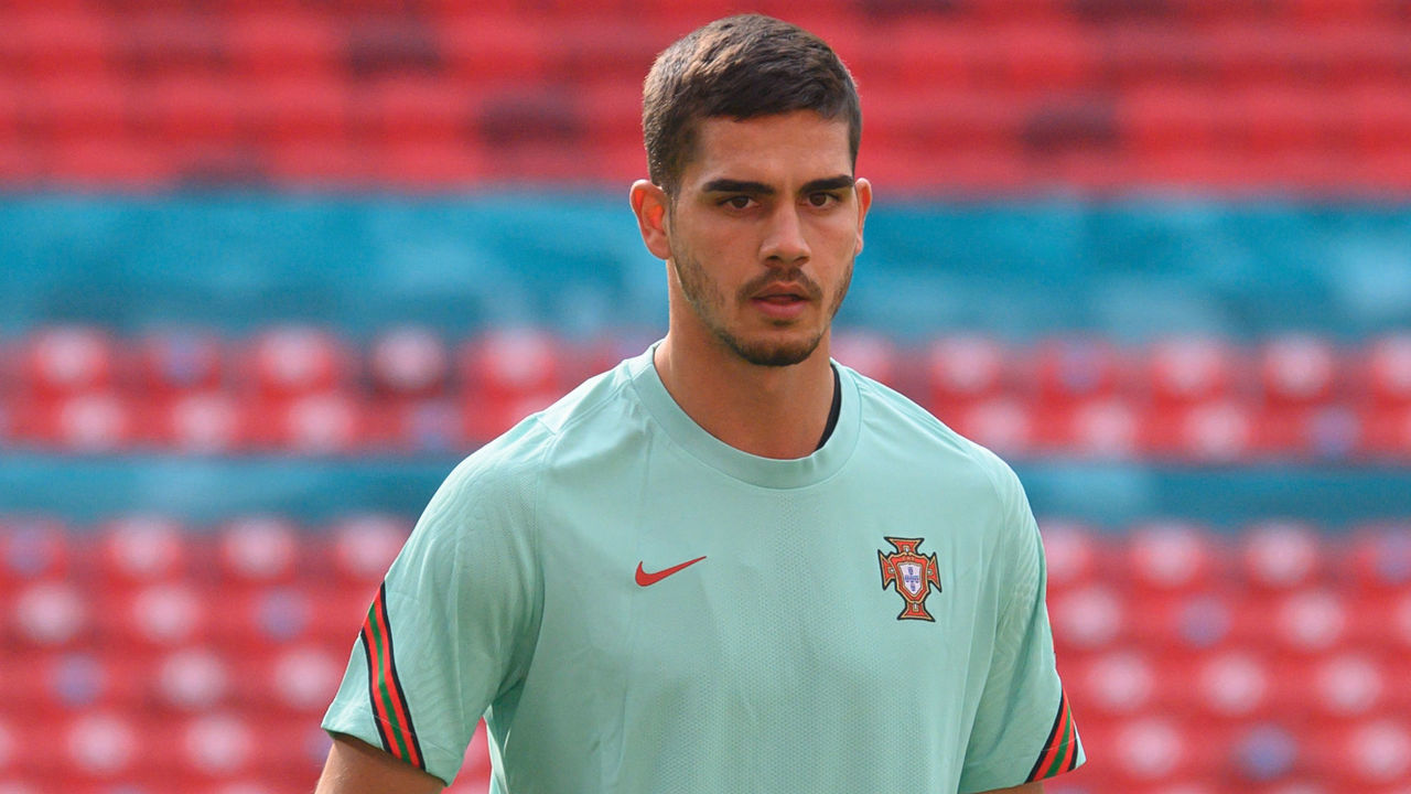 14 June 2021, Hungary, Budapest: Football: European Championship, Group F, before the match Hungary - Portugal, final training of Poprtugal at Puskas Arena. Andre Silva is on the pitch. Photo: Robert Michael/dpa-Zentralbild/dpa