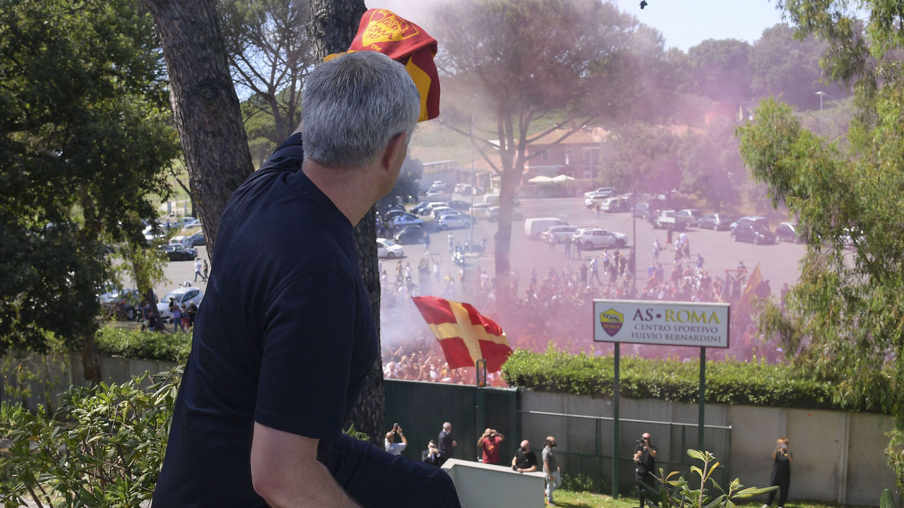 Fans go wild as Mourinho arrives at Roma | theScore.com