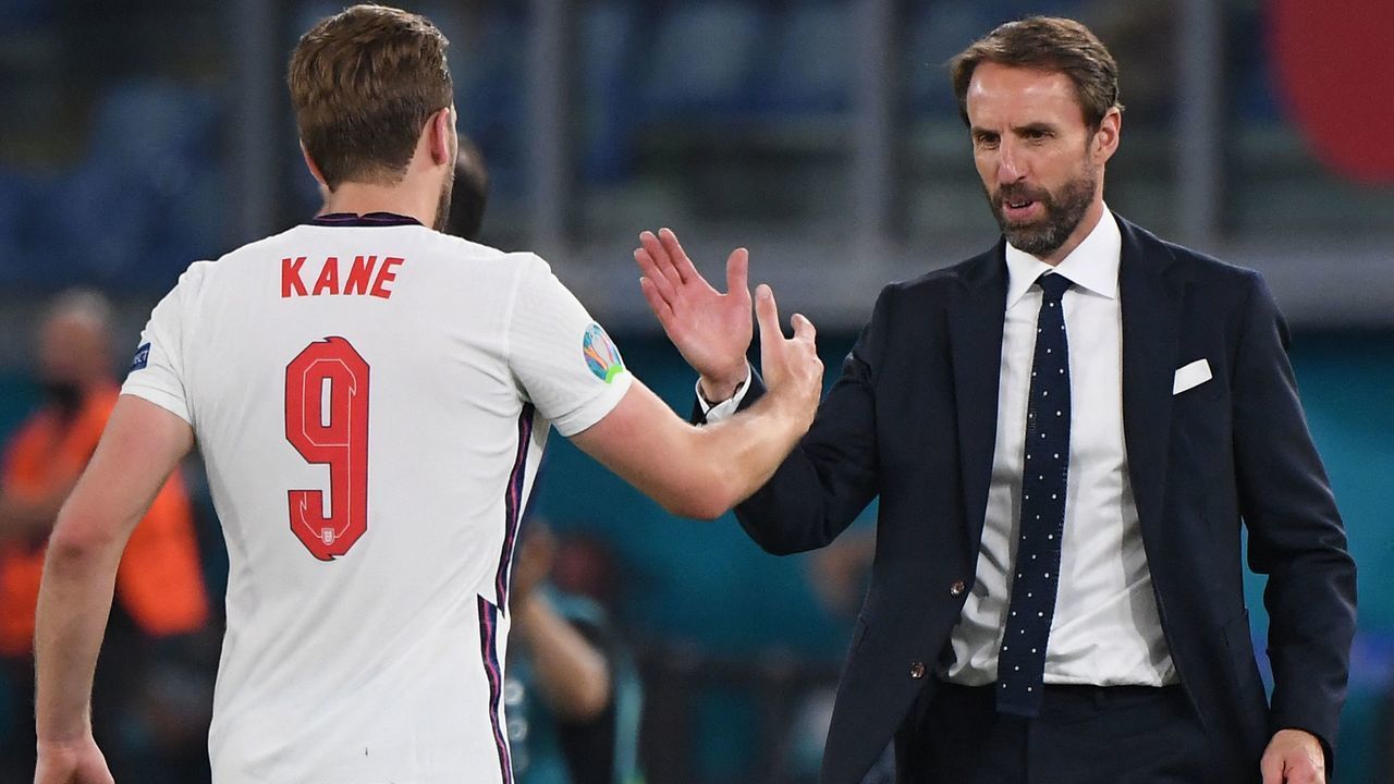 TOPSHOT - England's coach Gareth Southgate (R) greets England's forward Harry Kane after being substituted during the UEFA EURO 2020 quarter-final football match between Ukraine and England at the Olympic Stadium in Rome on July 3, 2021.