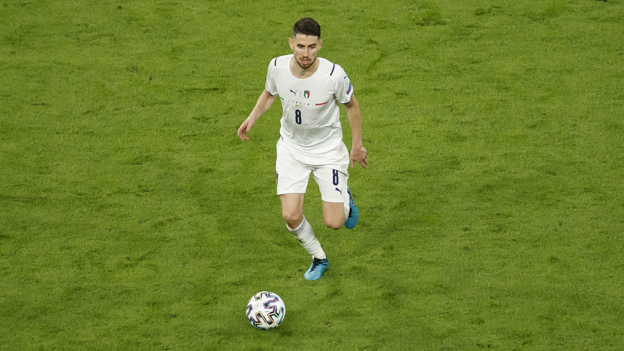 MUNICH, GERMANY - JULY 02: (BILD ZEITUNG OUT) Jorginho of Italy controls the ball during the UEFA Euro 2020 Championship Quarter-final match between Belgium and Italy at Football Arena Munich on July 2, 2021 in Munich, Germany.