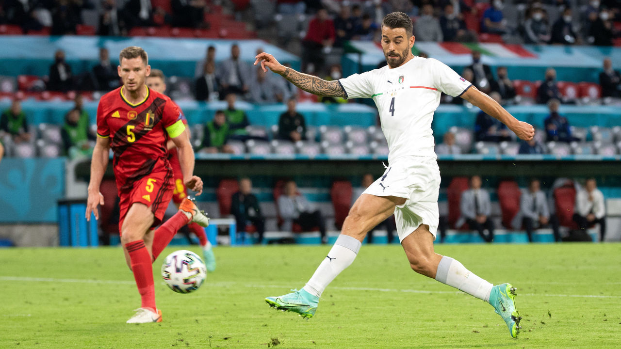 02 July 2021, Bavaria, Munich: Football: European Championship, Belgium - Italy, final round, quarter-final in the EM Arena in Munich. Italy's Leonardo Spinazzola plays the ball. Photo: Federico Gambarini/dpa - IMPORTANT NOTE: In accordance with the regulations of the DFL Deutsche Fußball Liga and/or the DFB Deutscher Fußball-Bund, it is prohibited to use or have used photographs taken in the stadium and/or of the match in the form of sequence pictures and/or video-like photo series.