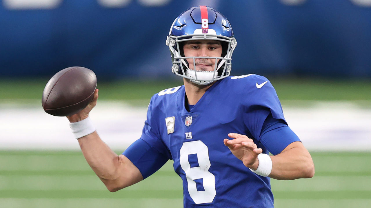 EAST RUTHERFORD, NEW JERSEY - NOVEMBER 15: Daniel Jones #8 of the New York Giants looks to pass during the first half against the Philadelphia Eagles at MetLife Stadium on November 15, 2020 in East Rutherford, New Jersey.
