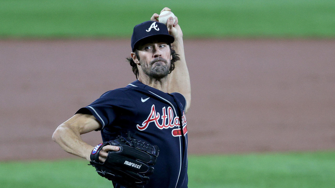 BALTIMORE, MARYLAND - SEPTEMBER 16: Starting pitcher Cole Hamels #32 of the Atlanta Braves throws to a Baltimore Orioles batter at Oriole Park at Camden Yards on September 16, 2020 in Baltimore, Maryland.