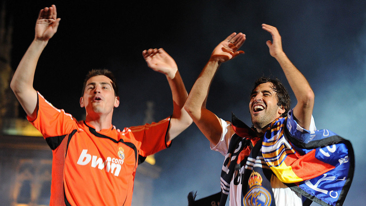 Real Madrid football club's Raul (R) and goalkeeper Iker Casillas celebrates their 31st league title win in Madrid on May 4, 2008. Thousands of Real Madrid fans converged on the famous Cibeles fountain in the Spanish capital on May 4 to celebrate their team's 31st league title after a 2-1 win over Osasuna. AFP PHOTO / PIERRE-PHILIPPE MARCOU