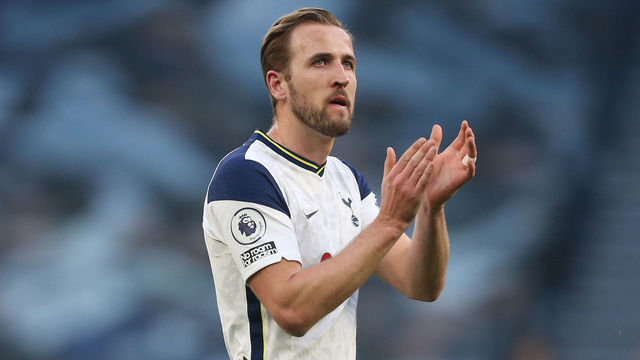 LONDON, ENGLAND - MAY 19: Tottenham Hotspur's Harry Kane applauds the fans at the end of the game during the Premier League match between Tottenham Hotspur and Aston Villa at Tottenham Hotspur Stadium on May 19, 2021 in London, United Kingdom..