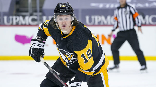 PITTSBURGH, PA - MAY 06: Pittsburgh Penguins Left Wing Jared McCann (19) looks on during the first period in the NHL game between the Pittsburgh Penguins and the Buffalo Sabres on May 6, 2021, at PPG Paints Arena in Pittsburgh, PA.