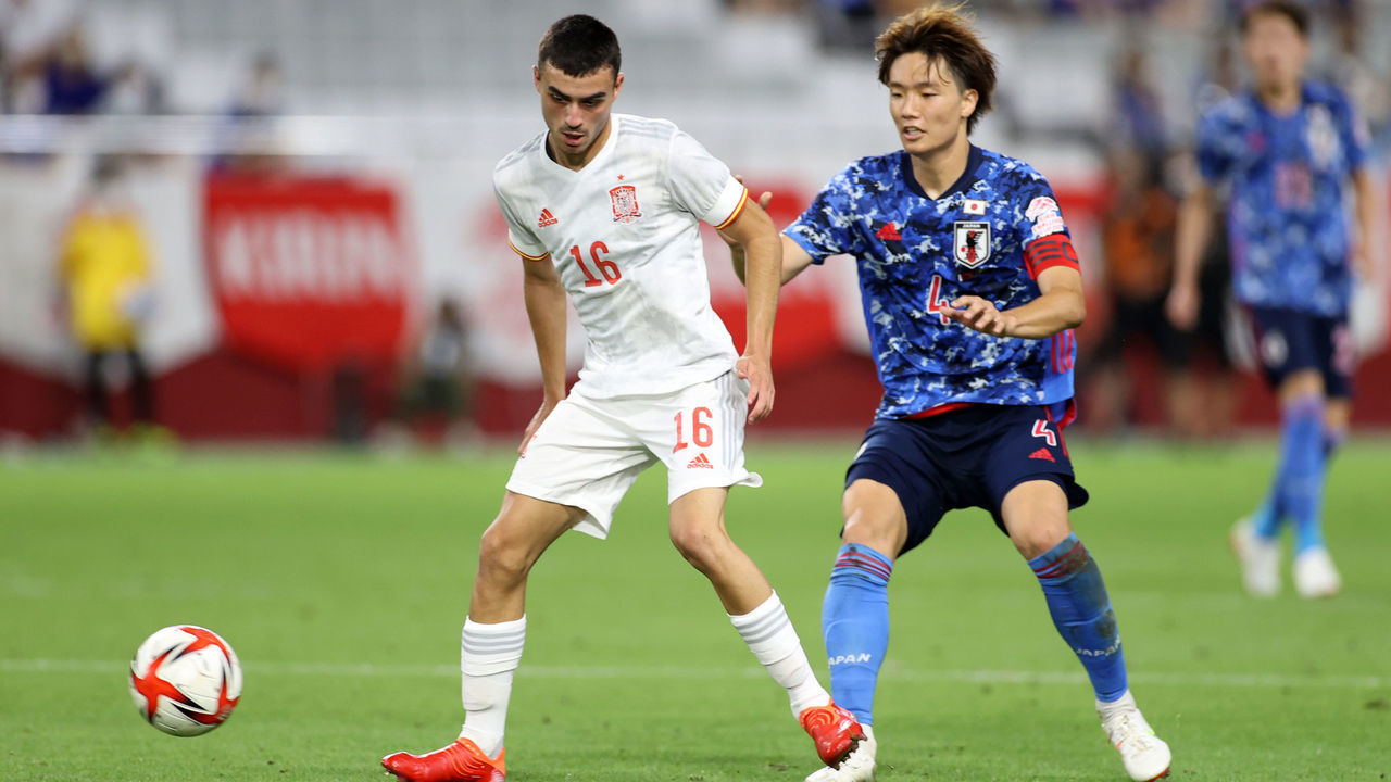 KOBE, JAPAN - JULY 17: Pedri of Spain controls the ball under pressure of Ko Itakura of Japan during the U-24 international friendly match between Japan and Spain at the Noevir Stadium Kobe on July 17, 2021 in kobe, Hyogo, Japan.
