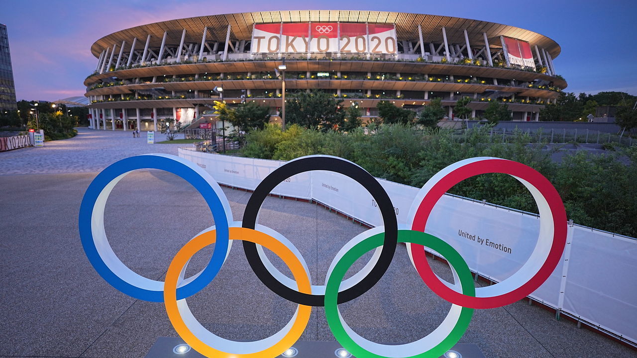 21 July 2021, Japan, Tokio: In the evening twilight Olympic rings stand in front of the Olympic Stadium. The Olympic Stadium is the sports venue of the opening ceremony and closing ceremony as well as for the track and field athletes and football. The Olympic Games 2020 Tokyo will take place from 23.07.2021 to 08.08.2021. Photo: Michael Kappeler/dpa