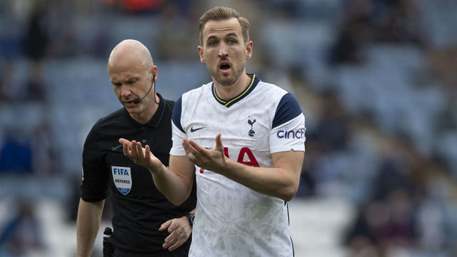 LEICESTER, ENGLAND - MAY 23: Harry Kane of Tottenham Hotspur and referee Anthony Taylor argue during the Premier League match between Leicester City and Tottenham Hotspur at The King Power Stadium on May 23, 2021 in Leicester, England. A limited number of fans will be allowed into Premier League stadiums as Coronavirus restrictions begin to ease in the UK following the COVID-19 pandemic.