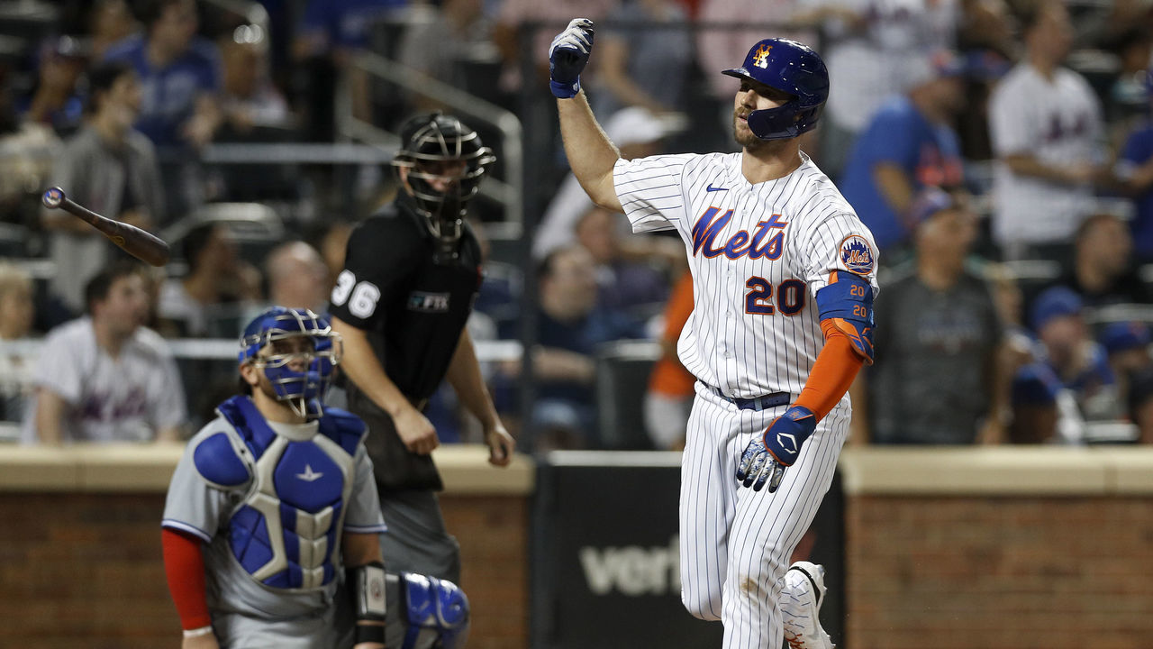 NEW YORK, NEW YORK - JULY 23: Pete Alonso #20 of the New York Mets flips his bat after his home run in the eighth inning against the Toronto Blue Jays at Citi Field on July 23, 2021 in New York City.