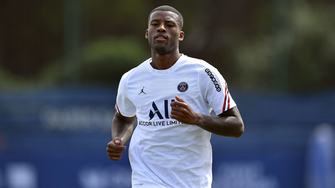 PARIS, FRANCE - JULY 23: Gini Wijnaldum warms up during a Paris Saint-Germain training session at Ooredoo Center on July 23, 2021 in Paris, France.