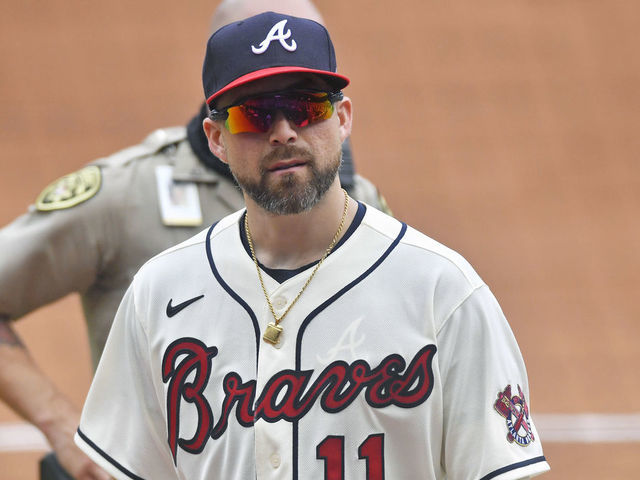 Atlanta Braves' Ender Inciarte, right, is tagged out by