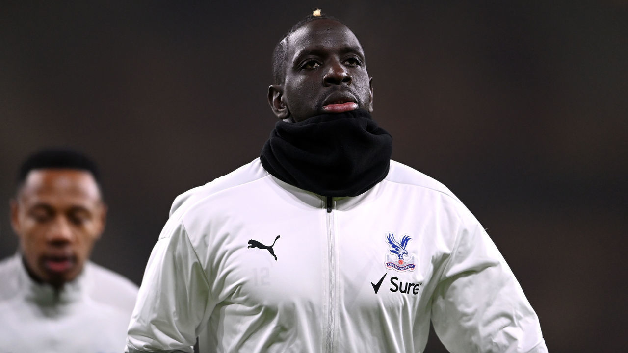 WOLVERHAMPTON, ENGLAND - JANUARY 08: Mamadou Sakho of Crystal Palace warms up prior to the FA Cup Third Round match between Wolverhampton Wanderers and Crystal Palace at Molineux Stadium on January 08, 2021 in Wolverhampton, England. The match will be played without fans, behind closed doors as a Covid-19 precaution.