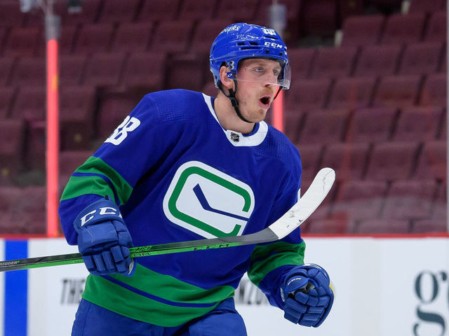 Canucks flip Schmidt to Jets