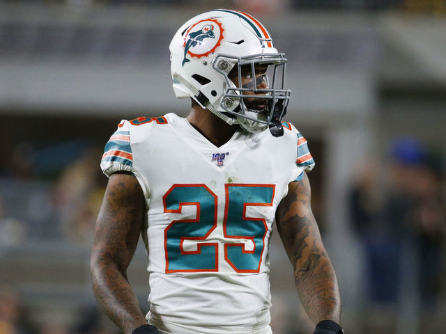 Xavien Howard practices with Dolphins after demanding a trade