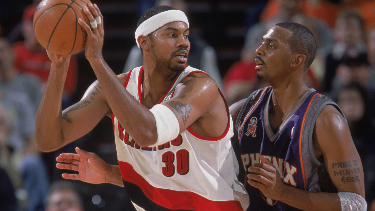 1 Dec 2001: Forward Rasheed Wallace #30 of the Portland Trail Blazers posts up guard Anfernee Hardaway #1 of the Phoenix Suns during the NBA game at the Rose Garden in Portland, Oregon. The Suns defeated the Trail Blazers 97-83. NOTE TO USER: User expressly acknowledges and agrees that, by downloading and/or using this Photograph, User is consenting to the terms and conditions of the Getty Images License Agreement. Mandatory copyright notice: Copyright 2001 NBAE Mandatory Credit: Sam Forencich /NBAE/Getty Images