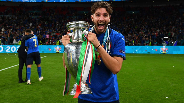 LONDON, ENGLAND - JULY 11: Manuel Locatelli of Italy celebrates with The Henri Delaunay Trophy following his team's victory in the UEFA Euro 2020 Championship Final between Italy and England at Wembley Stadium on July 11, 2021 in London, England.