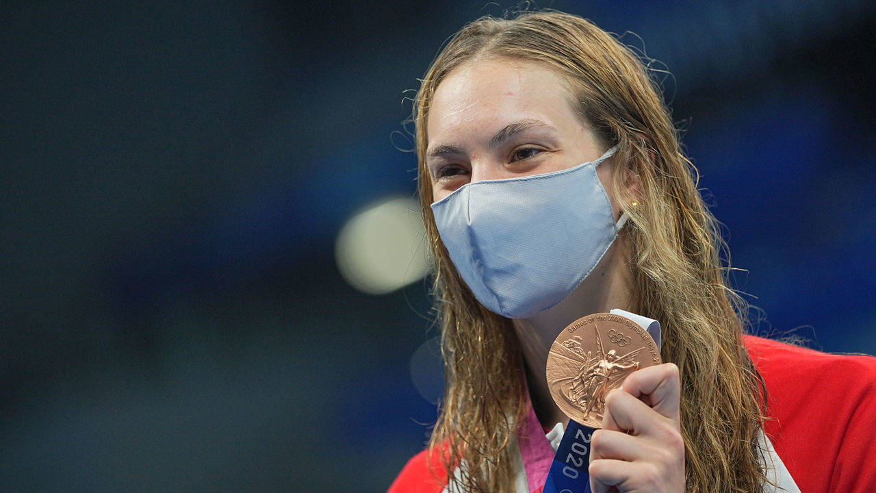 28 July 2021, Japan, Tokio: Swimming: Olympics,200m freestyle, women, final at Tokyo Aquatics Centre. Penny Oleksiak from Canada with bronze medal at the award ceremony. Photo: Michael Kappeler/dpa