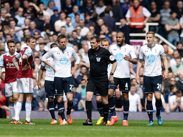 GIF: Tottenham set up wall to defend free kick, fail miserably