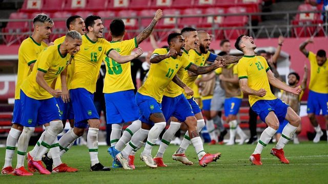Brazil's players celebrate winning the Tokyo 2020 Olympic Games men's semi-final football match between Mexico and Brazil at Ibaraki Kashima Stadium in Kashima city, Ibaraki prefecture on August 3, 2021.