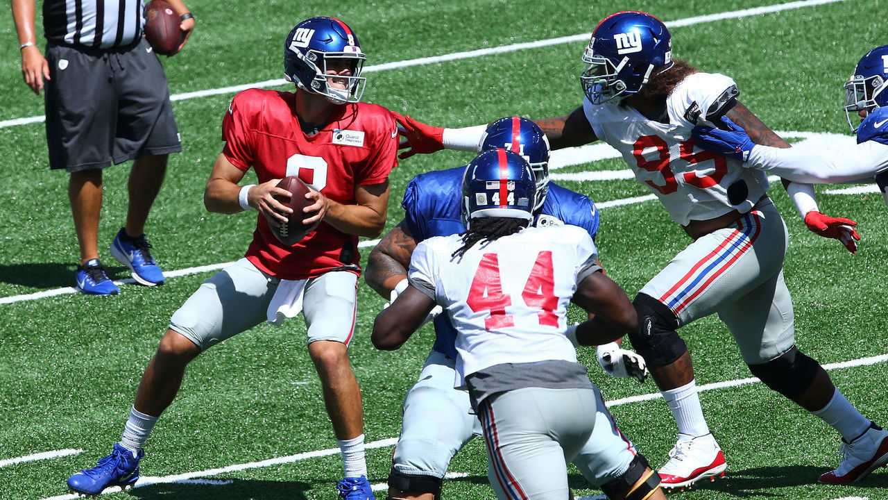 EAST RUTHERFORD, NEW JERSEY - SEPTEMBER 03: Daniel Jones #8 of the New York Giants looks to pass the ball during the Blue and White scrimmage at MetLife Stadium on September 03, 2020 in East Rutherford, New Jersey.