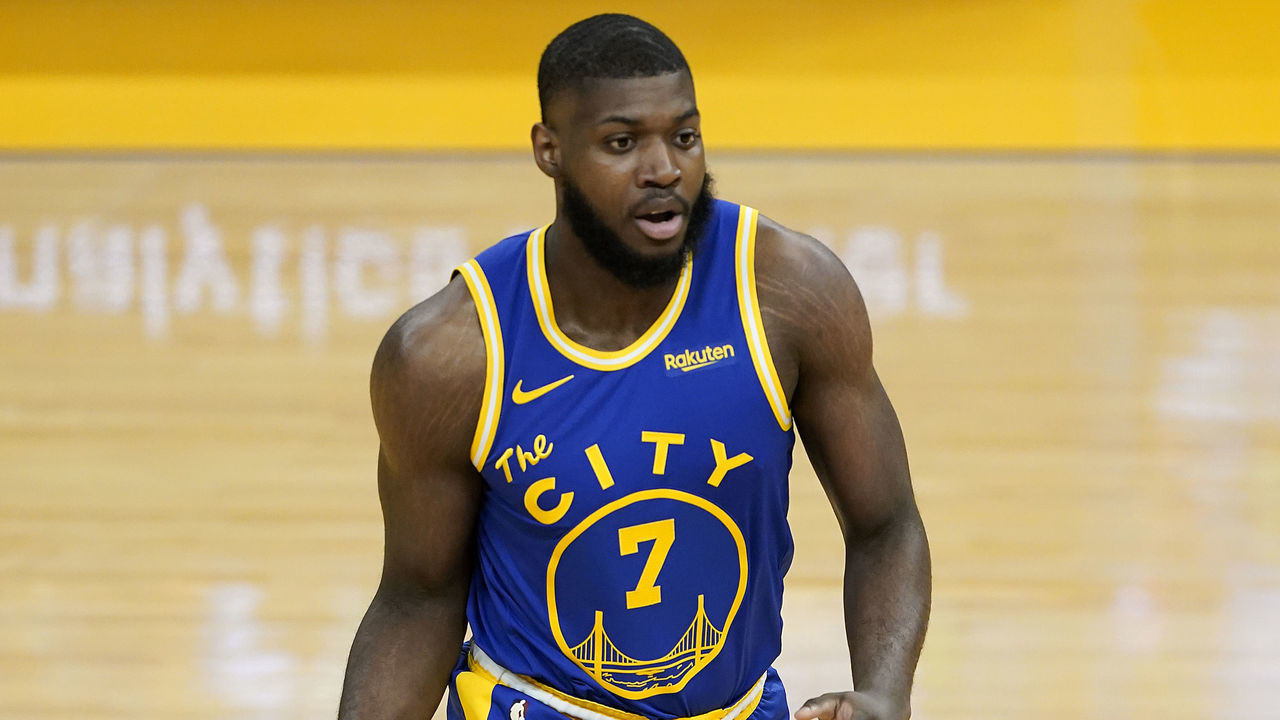 SAN FRANCISCO, CALIFORNIA - MARCH 14: Eric Paschall #7 of the Golden State Warriors looks to pass the ball against the Utah Jazz during the first half of an NBA basketball game at Chase Center on March 14, 2021 in San Francisco, California.