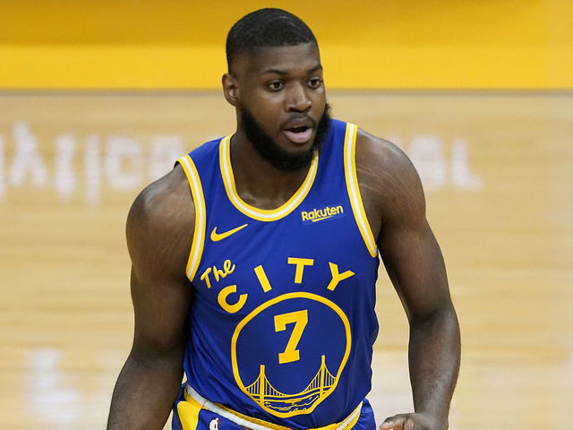 SAN FRANCISCO, CALIFORNIA - MARCH 14: Eric Paschall #7 of the Golden State Warriors looks to pass the ball against the Utah Jazz during the first half of an NBA basketball game at Chase Center on March 14, 2021 in San Francisco, California.